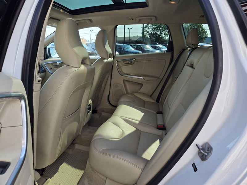 2016 Volvo XC60 T6 Platinum photo 10