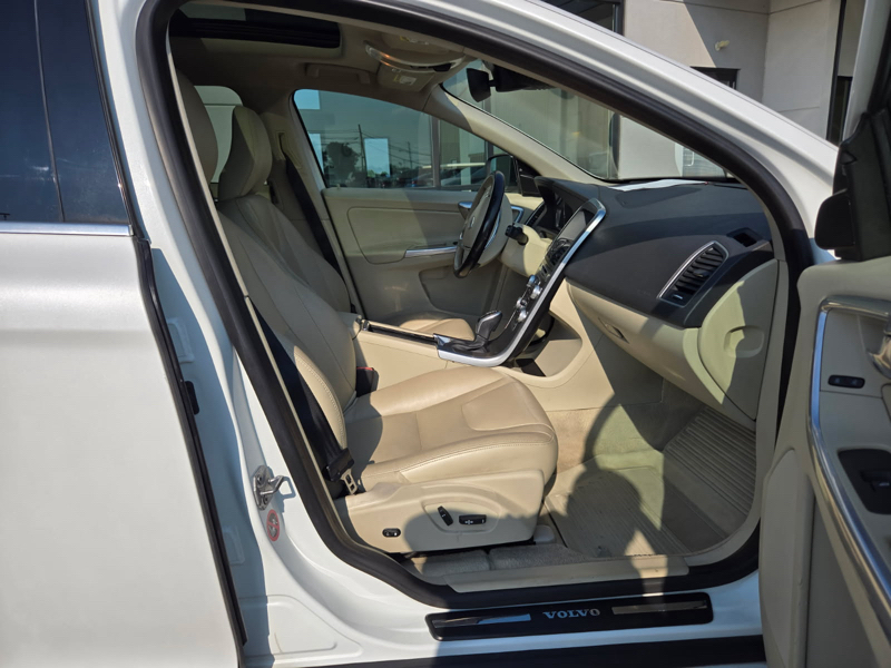 2016 Volvo XC60 T6 Platinum photo 12