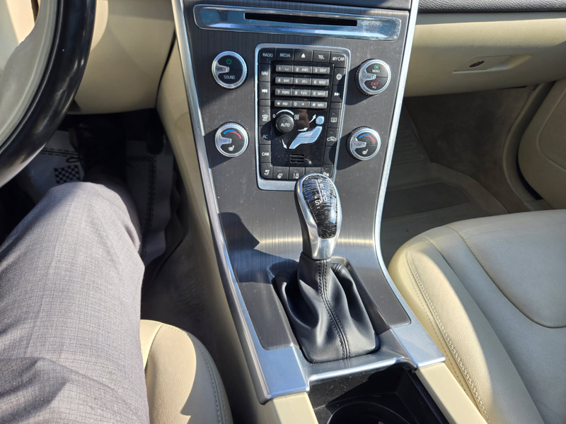 2016 Volvo XC60 T6 Platinum photo 14
